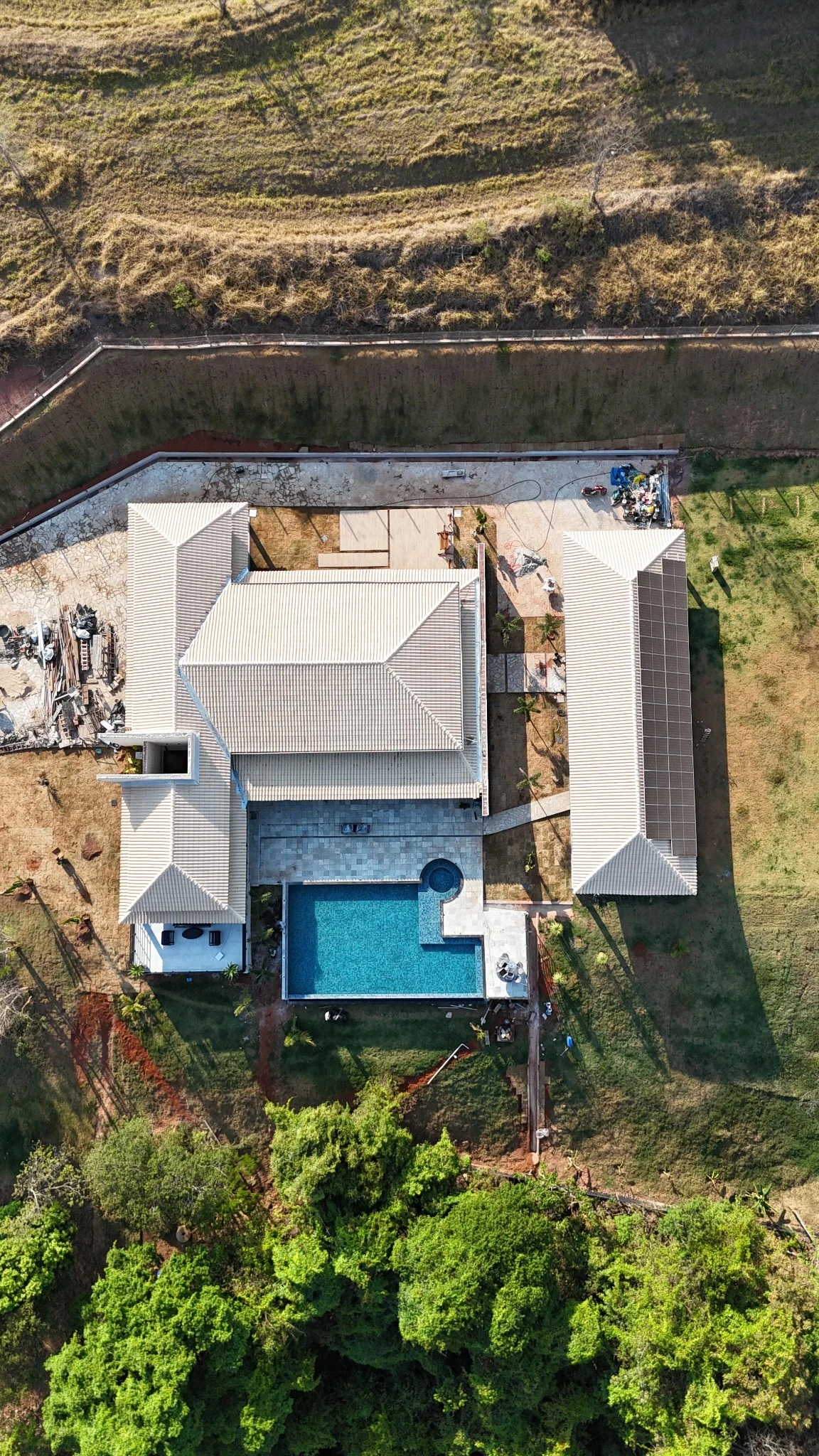 Vista aérea de residência com piscina e área externa em execução